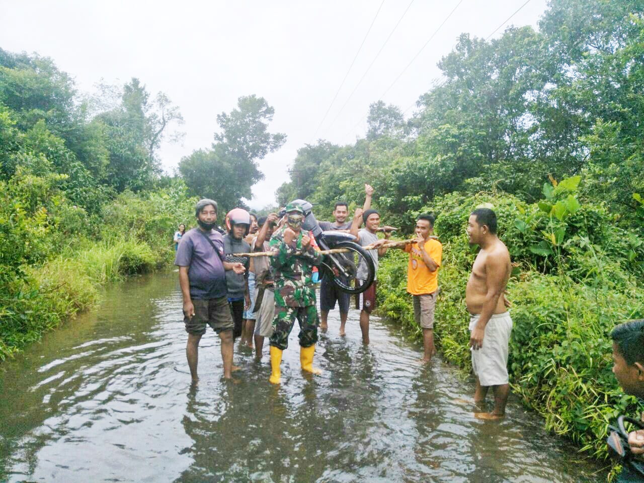 Banjir Rendam Toho Ilir, Babinsa dan Warga Gotong-royong Pikul Sepeda Motor