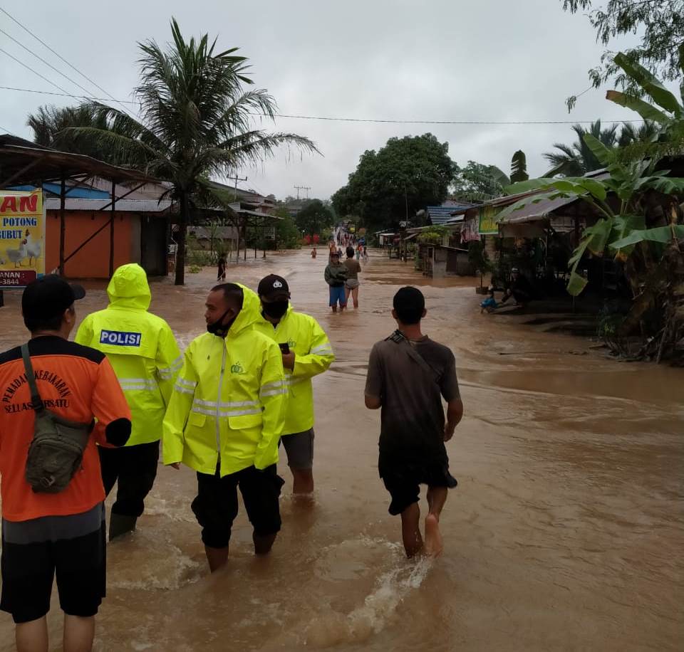 Rumah Warga dan Jalan Utama Seluas ke Jagoi Babang Digenangi Banjir