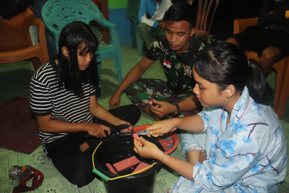 Kekompakan Personil Satgas TMMD Dengan  Remaja Putri Dusun Tintin Kemantan