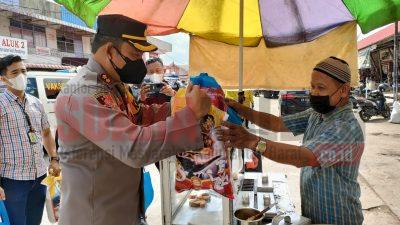 Penjual Kue Pancong Sambut Gembira Baksos Polres Mempawah di Pasar Sebukit Rama