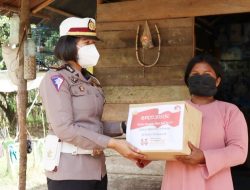 Srikandi Polres Mempawah Berbagi Kasih di Desa Sungai Kunyit Hulu