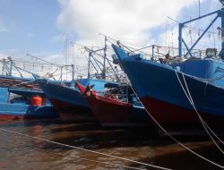 Dua Bulan Cuaca Tak Menentu, Terpaksa Tak Melaut, Nelayan Bongkar Tabungan Untuk Kebutuhan Sehari-hari