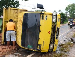 Senggol Innova, Dump Truck Tanah Merah Terguling dan Melintang di Jalan Wajok Hilir
