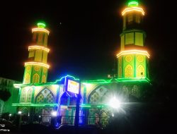 Masjid Al Muhajirin Sekadau Indah di Waktu Malam, Menarik di Saat Siang