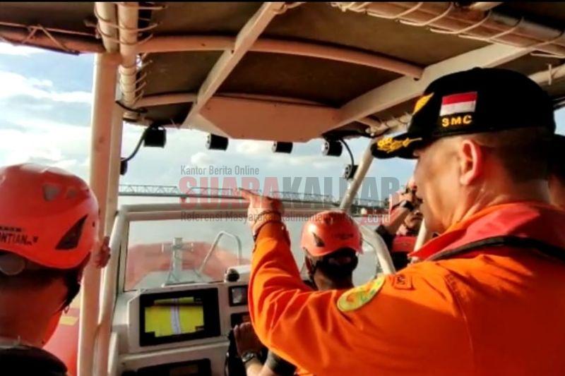 Anggota Basarnas saat melakukan pemantauan di sungai Kapuas [ant]