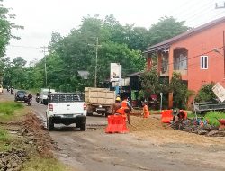 Jalan Rusak Km 4 Sekadau – Sintang, Kemarin Diberitakan, Hari ini Perbaikan
