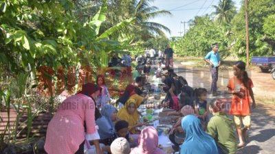 Warga Sungai Kupah Syukuri Pembangunan dengan Makan Massal di Jalan