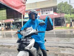 Terobos Hujan Lebat Demi Ongkir Rp 7 Ribu, Ini Perjuangan Bang Dol Kurir di Mempawah Mencari Rezeki