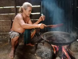 Kisah Pak Ongga di Desa Sekabuk, yang harus Berjuang 8 Jam Mengolah Air Nira Menjadi Gula Merah