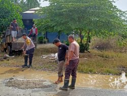 Cegah Laka Lantas, Polsek Sanggau Ledo Bersama Masyarakat Buat Saluran Air dan Tambal Jalan