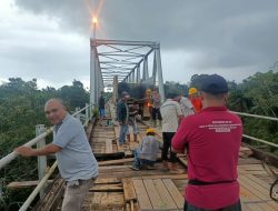Warga Belitang Hulu Perbaiki Jembatan Rusak, DPRD Sekadau Beri Apresiasi
