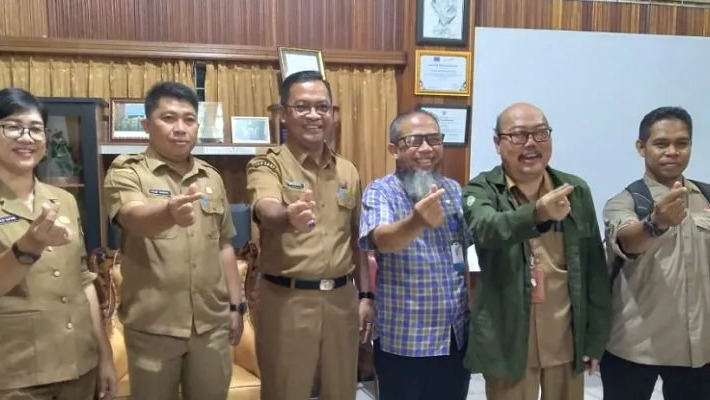 Foto bersama Plt Kepala Perwakilan BKKBN Kalbar saat melakukan Kunker ke Sintang. (FOTO ANTARA)
