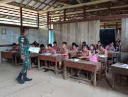 TNI di Perbatasan Indonesia-Malaysia Bantu Mengajar di Sekolah
