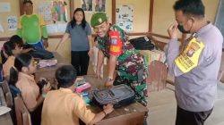 TNI AD Berikan Bantuan Alat Tulis Kepada Pelajar di Perbatasan RI-Malaysia