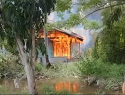 Satu Rumah Kosong di Pontianak Timur Hangus Terbakar