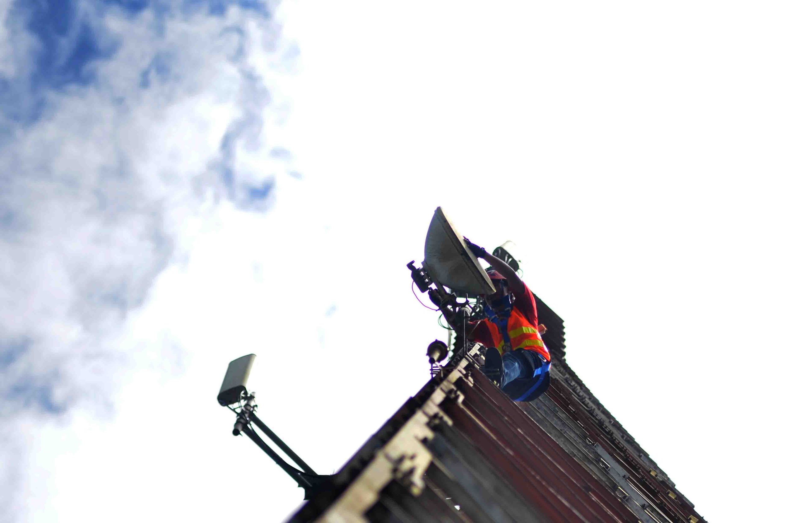 Tim Teknis XL Axiata melakukan pemeriksaan dan pemeliharaan Base Receiver Station (BTS) di Jalan LIntas Malindo, Kabupaten Sanggau, Kamis (9/2/2023).[Suarakalbar.co.id/Diko Eno]