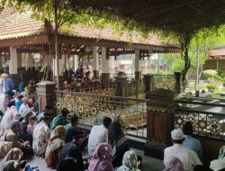 Ratusan Warga Ziarah ke Makam Gus Dur saat Ramadhan