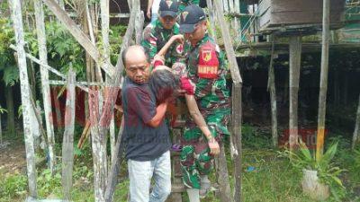 TNI Pamtas Evakuasi Warga Sakit ke Puskesmas Badau di Perbatasan