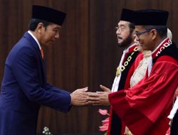 Jokowi Saksikan Pengambilan Sumpah Ketua dan Wakil Ketua MK 2023-2028