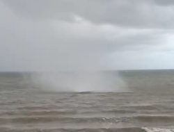 Viral Video Angin Puting Beliung di Pantai Pulau Datok Sukadana, Pengunjung Dibuat Heboh