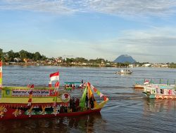 Berkeliling di Sungai Kapuas, Pawai Perahu Hias Meriahkan HUT Kota Sintang ke-661