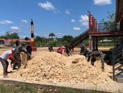 TNI dan Masyarakat Gotong royong Bersihkan Rumah Adat di Perbatasan