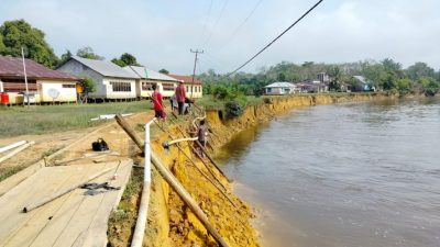 Abrasi Sungai Laur Ketapang Ancam Sekolah, Posyandu dan Puluhan Unit Rumah Warga