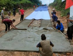 Ratusan Warga Gotong-royong Perbaiki Jalan di Jelai Hulu Ketapang