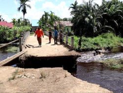 Diterjang Arus, Jembatan Penghubung Dua RT di Rasau Jaya Dua Putus