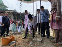 Gubernur Kalbar Meletakan Batu Pertama Pembangunan Masjid Nurul Mu’minin Parit Keladi