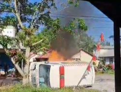 Mobil Ambulance Terbakar Saat Melintas di Desa Sungai Besar Ketapang
