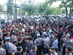 Sejumlah Massa datangi Polda Kalbar, Desak Proses Hukum Rocky Gerung