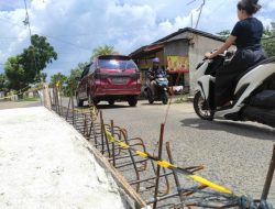 Material Proyek Jembatan di Ketapang Mencuat ke Jalan, Warga Resah