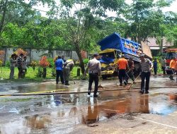Kecelakaan Dump Truk vs Mobil Tangki Sebabkan Kemacetan Panjang di Sanggau