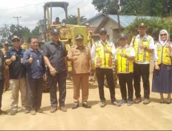 Anggota DPRD Sekadau Hadiri Launching Peningkatan Jalan Simpang SP 12 – Landau Kodah
