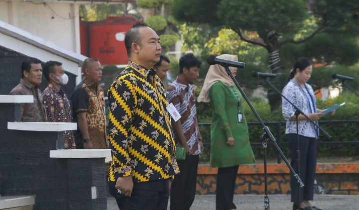 Sekda Ketapang Alexander Wilyo saat memimpin apel pagi di halaman kantor bupati Ketapang, Senin (2/10/2023).[SUARAKALBAR.CO.ID/HO-Suaraketapang]