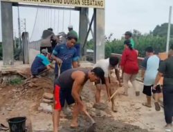 Warga Durian Sebatang KKU Gotong Royong Perbaiki Jembatan Gantung