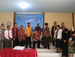 Ketua DPRD Landak Buka Pertemuan Raya Komisi Pelayanan Bapak GKE Se-Resort Pahauman 2023