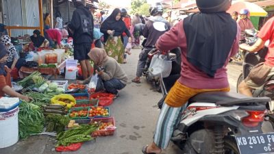Banjir di Kapuas Hulu, Pedagang Pasar Pagi Putussibau Terpaksa Jualan di Tepi Jalan