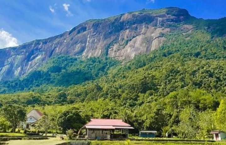 Bukit Kelam Kalimantan Barat/(instagram/@wisata_kelampermai)