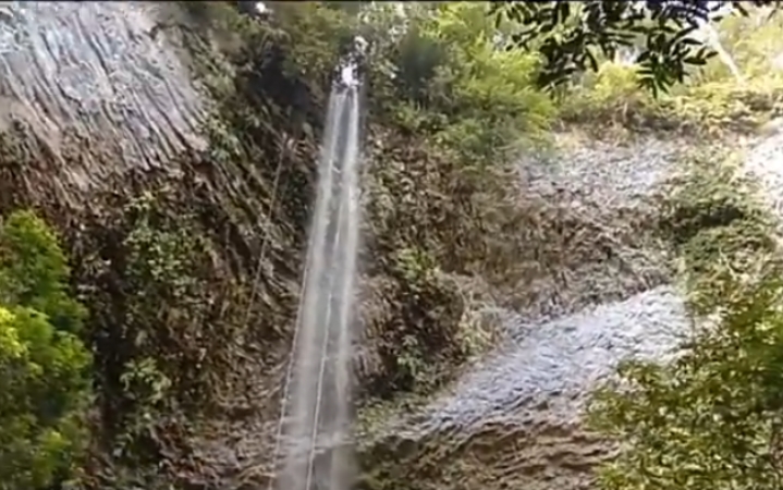 Air Terjun Riam Banyis di Kalimantan Barat/(Channel YouTube/(@Dewi CIka)