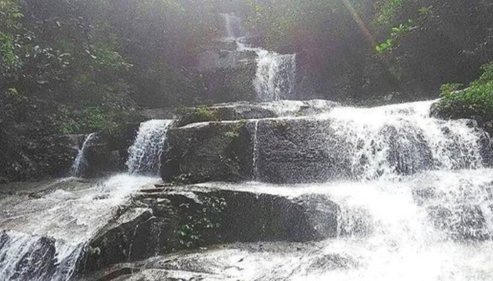 Air Terjun Riam Batapsa di Kalimantan Barat/(instagram/@wisatabengkayang)