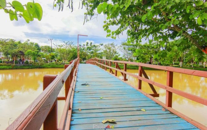 Taman Bunga Rozeline di Penajam Paser Utara, Kalimantan Timur/(instagram/@pixart_bpp)