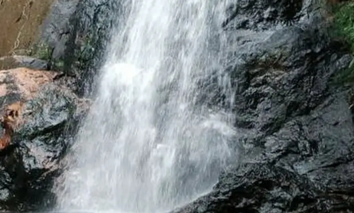 Air Terjun Batu Arang di Kalimantan Barat/(Facebook/(@KetapangInformasi)