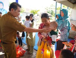 Pemkot Pontianak Beri 10 Paket Bantuan Bagi Orang Tua Balita Stunting di Posyandu Kemuning