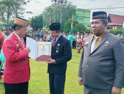Yohanes Ontot Beri Piagam Kehormatan bagi ASN Sanggau