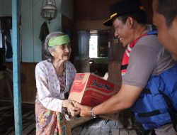 Kapolres Sekadau Bagikan Sembako untuk Korban Banjir di Tanjung