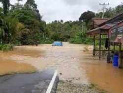 Banjir Kembali Rendam Akses Jalan Nasional di Kapuas Hulu, Kendaraan Tidak Bisa Melintas