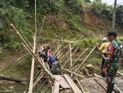 Satgas Pamtas Yonarmed 16/TK dan Warga Desa Suruh Tembawang Bergotong Royong Perbaiki Jembatan Bambu