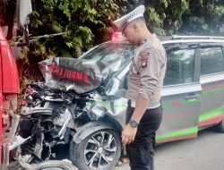 Bawa Pasien Rujukan Mobil Ambulance Laka Lantas di Jalan Trans Kalimantan